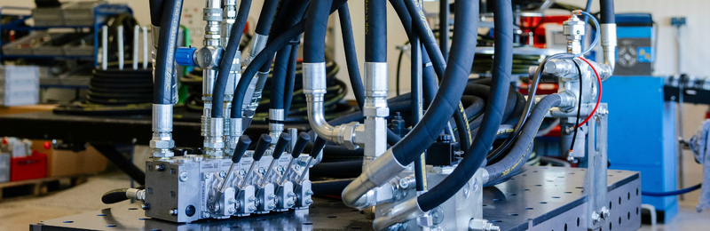 Voorkom lekkage: zo monteert u een aanzuigslang correct op een hydrauliektank